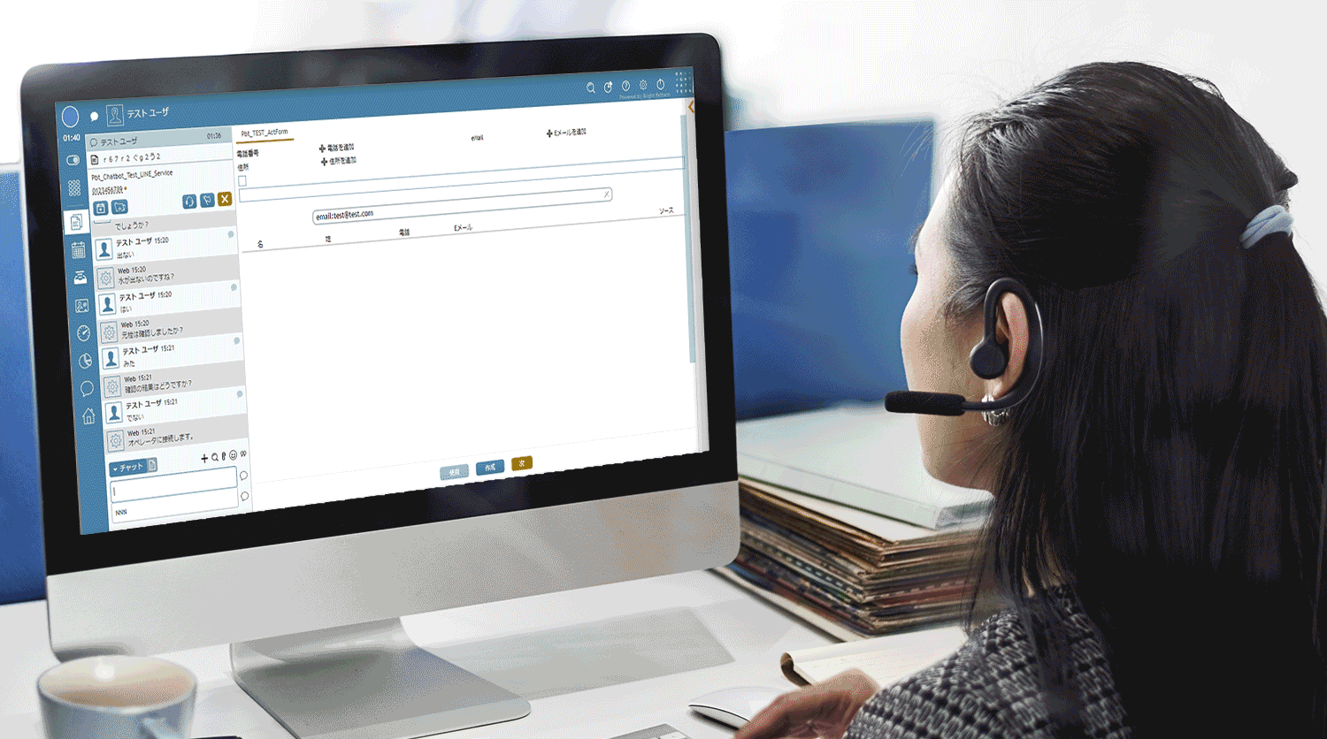コンタクトセンターシステムのオペレーター操作画面デモ。チャット対応と顧客情報入力を同時に行っている様子のアニメーション